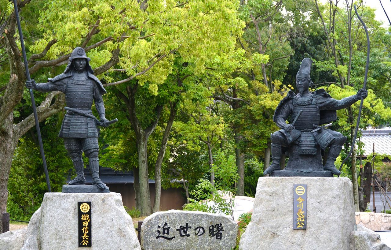El lugar que sirvió de escenario a la batalla de Okehazama es actualmente un parque en memoria de aquel hecho histórico, en el centro del cual se alzan las estatuas de bronce de Oda Nobunaga (izquierda) e Imagawa Yoshimoto. (Fotografía: PIXTA)