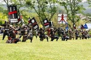 Un momento del Festival de los Estandartes de la Batalla de Nagashino, que se celebra cada mayo junto a las ruinas del castillo homónimo. En su origen, fue un homenaje a los guerreros de ambos bandos caídos en la batalla. (Asociación de Turismo Municipal de Shinshiro)
