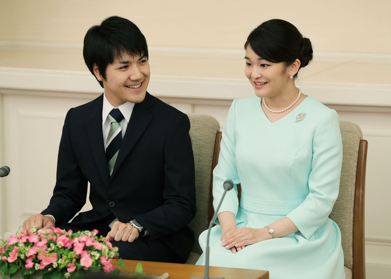 La princesa Mako de Akishino y su prometido, Komuro Kei, anuncian su compromiso en una rueda de prensa, el 3 de septiembre de 2017 en el Palacio de Akasaka, Tokio. (Jiji Press)