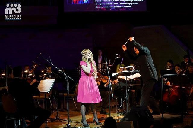 Jenya cantando en Game Symphony Japan (Imagen de Dmitri Petrov)