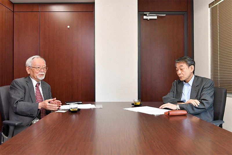 Murai Toshikuni, profesor emérito de la Universidad de Hitotsubashi (izquierda) y Muraoka Keiichi, profesor de la Universidad de Hakuō.