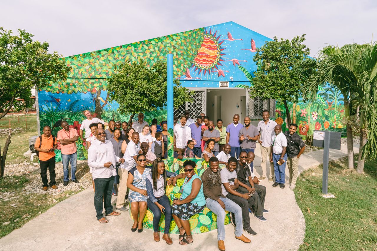 Proyecto de mural en Haití (2019). Pintaron un mural en el único hospital de la mayor barriada de la capital, Puerto Príncipe, gravemente damnificado por el gran terremoto de 2010. (Fotografía: Over the Wall).