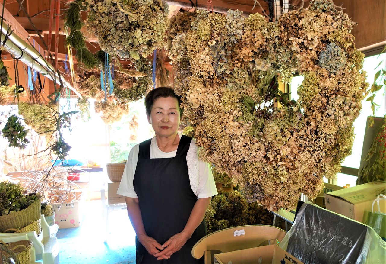 Kazue abrió el Taller de flores secas Cazue encima del garaje de su vivienda en 2021. Elabora guirnaldas de flores de hortensia secas podadas en verano para exponerlas y venderlas. Fotografía: Amano Hisaki.