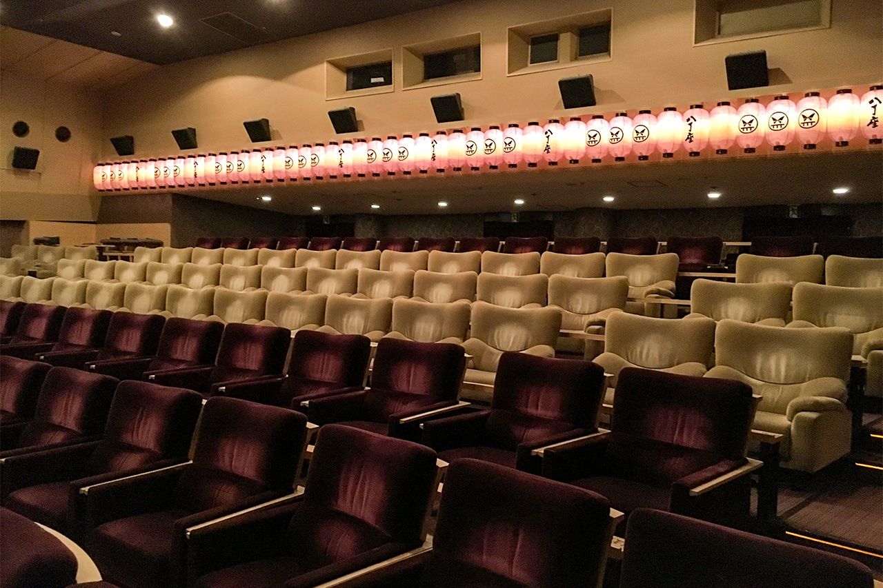Los asientos del salón “ichi” del cine Hatchoza.