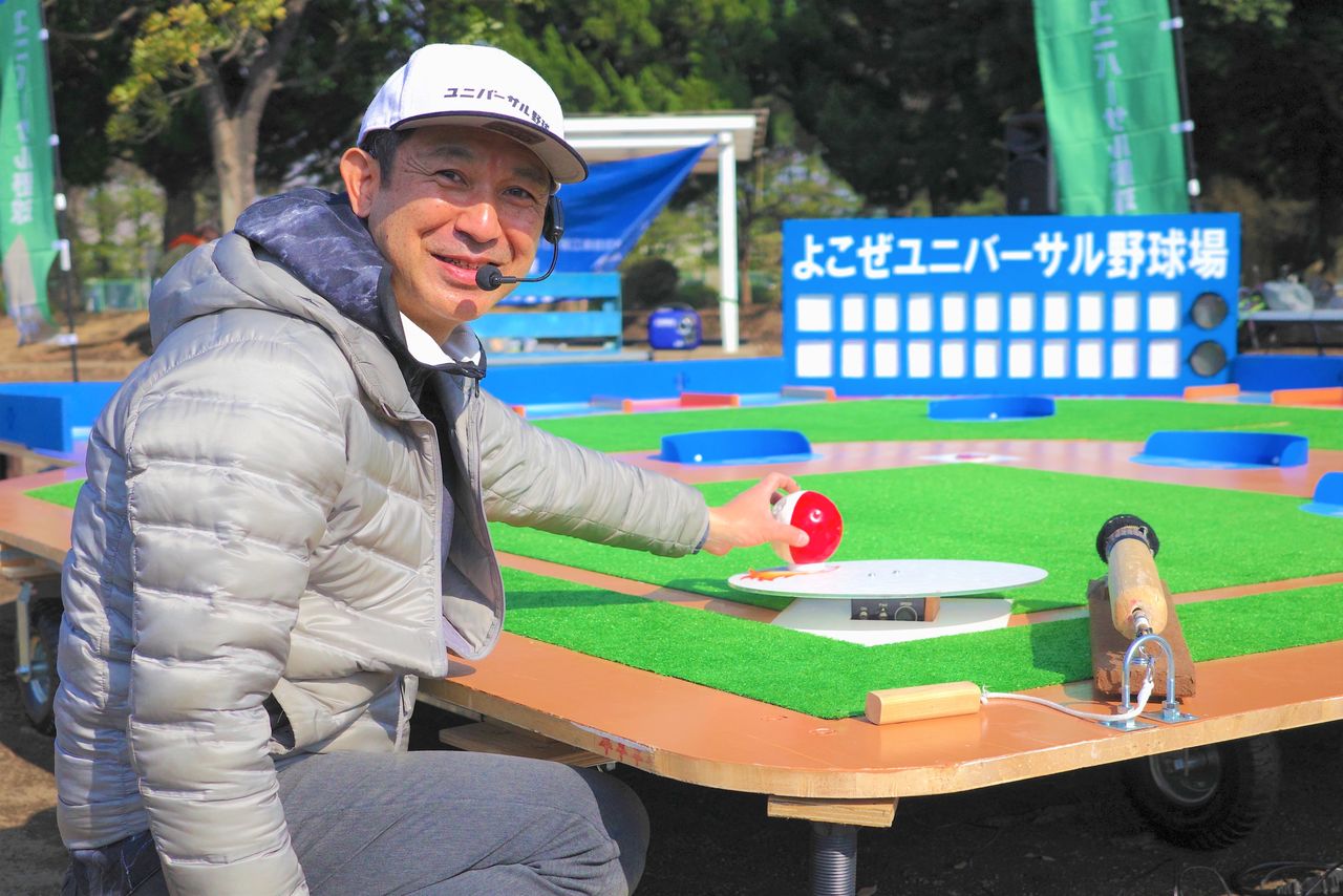 Nakamura trata de transmitir la alegría del béisbol a base de ensayo y error. Hoy se ha convertido en un divulgador del Béisbol Universal y trabaja en Horie Sharyō Densō, que se encarga del mantenimiento del material rodante de las empresas ferroviarias privadas del área metropolitana de Tokio. (Fotografía del autor)