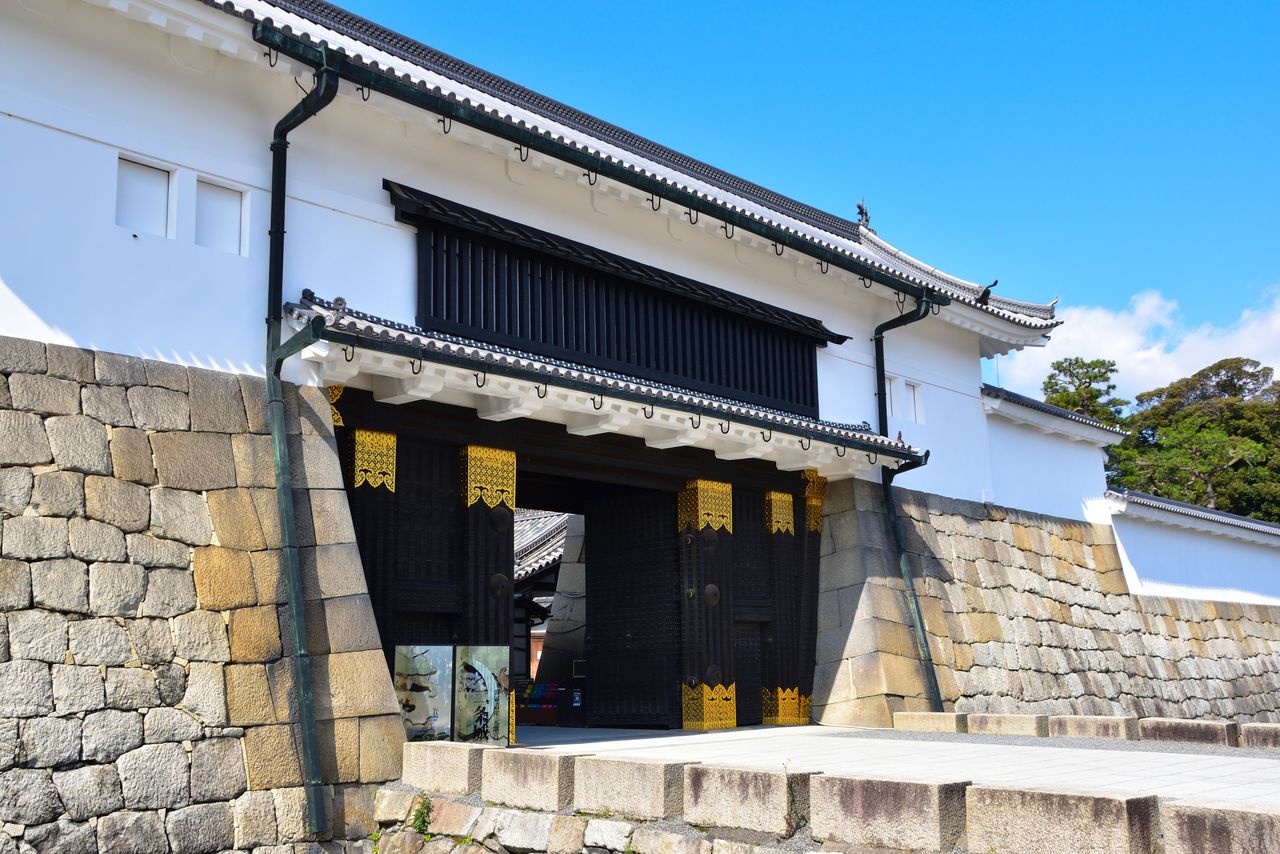 Gran puerta oriental del castillo Nijō. Es una puerta con atalaya de dos plantas reparada en 1663, pero no tenía este aspecto cuando el emperador Gomizunoo visitaba el castillo. (PIXTA)