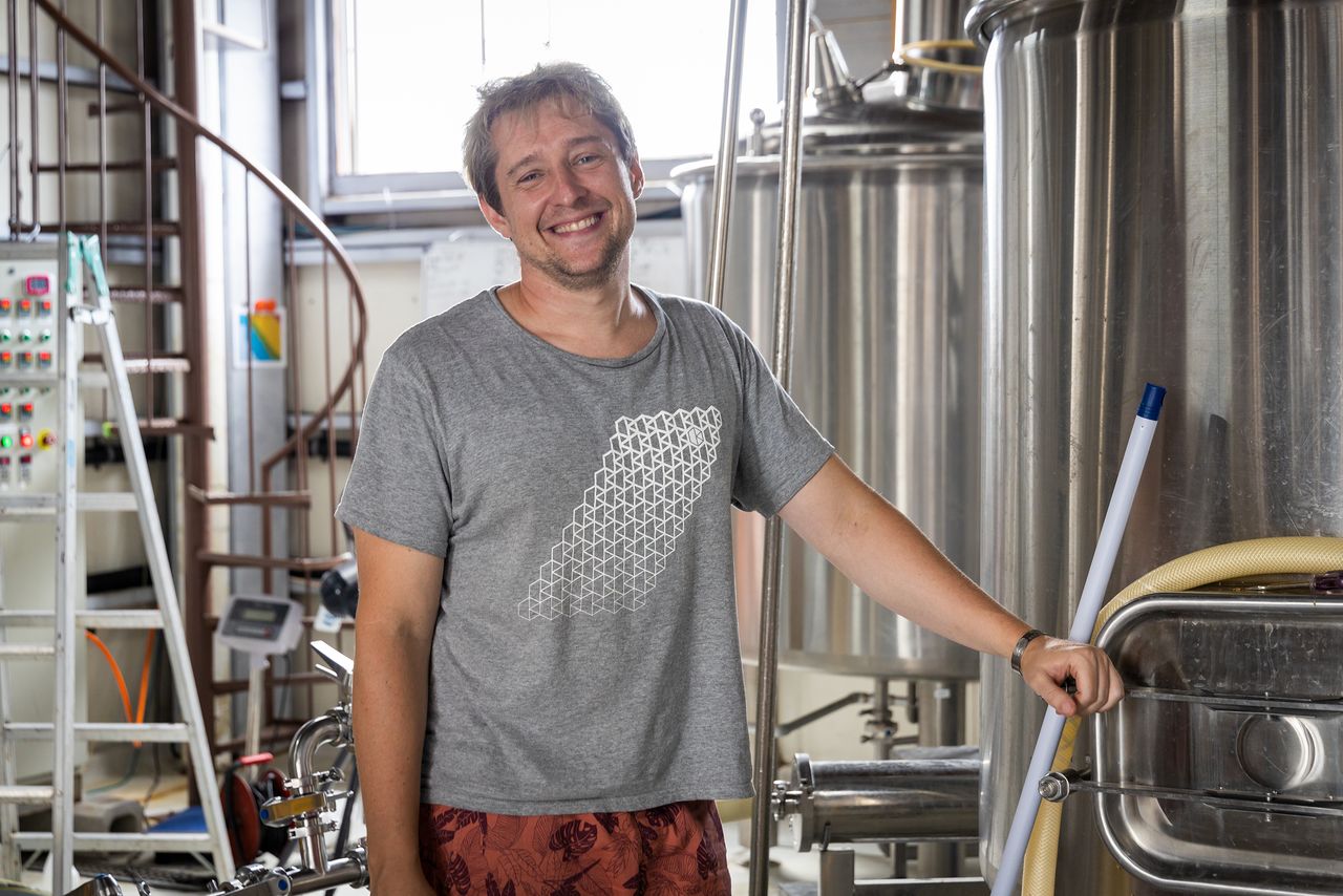Gareth verifica el estado del proceso de elaboración de la cerveza una vez por semana.