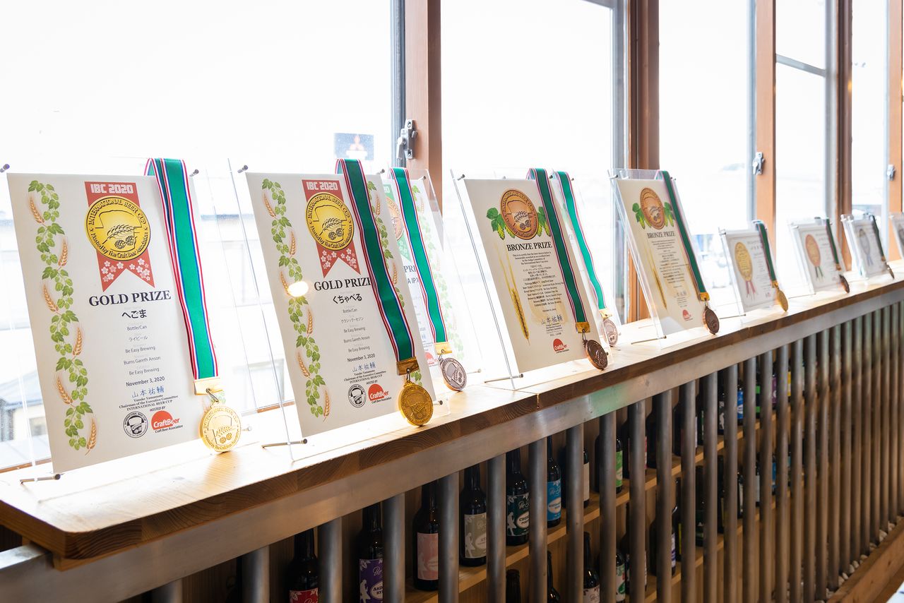 Desde su creación, Be Easy Brewing ha ganado numerosos premios en concursos internacionales de cerveza. Los originales nombres de sus productos basados en palabras del dialecto de Tsugaru llaman la atención de la gente.
