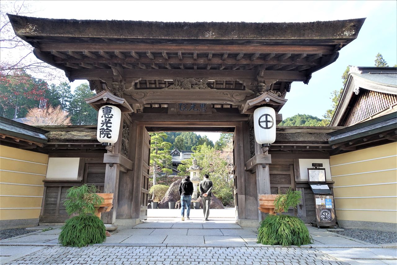 Ekō-in está a pocos pasos de la entrada del Okuno-in, donde se encuentra el mausoleo de Kūkai, el monje fundador de la secta budista Shingon conocido tras su muerte como Kōbō-Daishi. Se dice que el templo tiene su origen en una pagoda de cinco pisos que Kōbō-Daishi construyó, y que se le llamó Ekō-in después de que su discípulo Dōsho, un monje budista, realizara varios servicios conmemorativos para los ancestros. Hay monjes que hablan inglés con fluidez y son muy populares entre los turistas extranjeros. (Fotografía de Amano Hisaki)