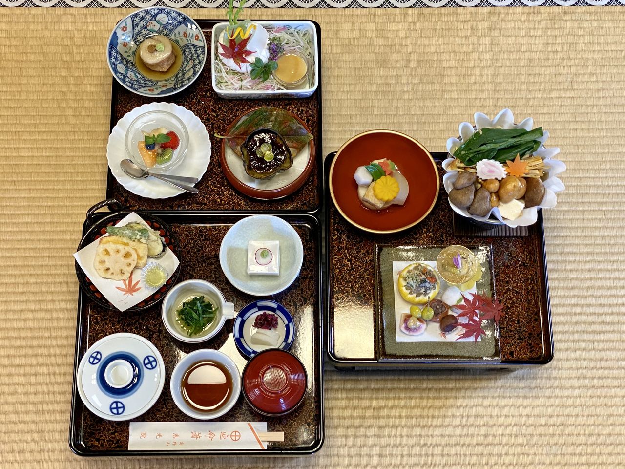 Platos vegetarianos servidos en la cena en el Ekō-in (imagen). También hay planes de lujo con san no zen (una comida japonesa formal que se sirve después del primer y segundo plato, con sopa, sashimi y un plato de arroz) y planes sin gluten. (Fotografía cortesía de Ekō-in)