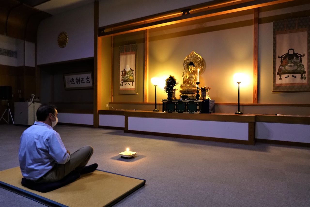 Experiencia de meditación zen en la Gran Sala del Enryaku-ji Kaikan. Zazen-shikan, una meditación que se practica en el templo Enryaku-ji desde hace 1.200 años, significa “detener la mente y observarla”. Mantenga el distanciamiento social y mire las llamas de las velas japonesas que imitan la “Llama Sagrada Inmortal”. (Fotografía de Amano Hisaki)