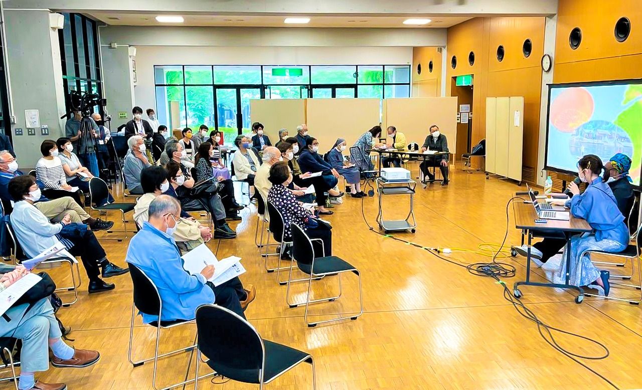 En las conferencias para transmitir las historias de refugiados dirigidas al público japonés trata de ayudarlos a sacar palabras japonesas para que los residentes expresen sus sentimientos. Fotografía de Oikawa Izumi.
