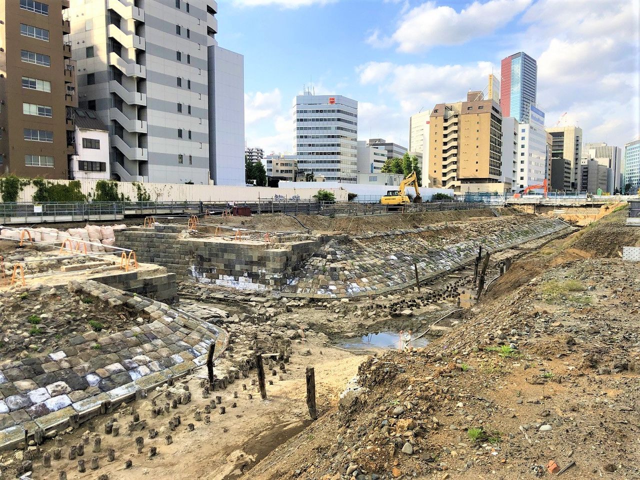 Restos de los terraplenes ferroviarios de Takanawa, declarados de interés histórico, en la zona del séptimo puente. (Cortesía del ayuntamiento de Minato-ku, tokio; Jiji Press)