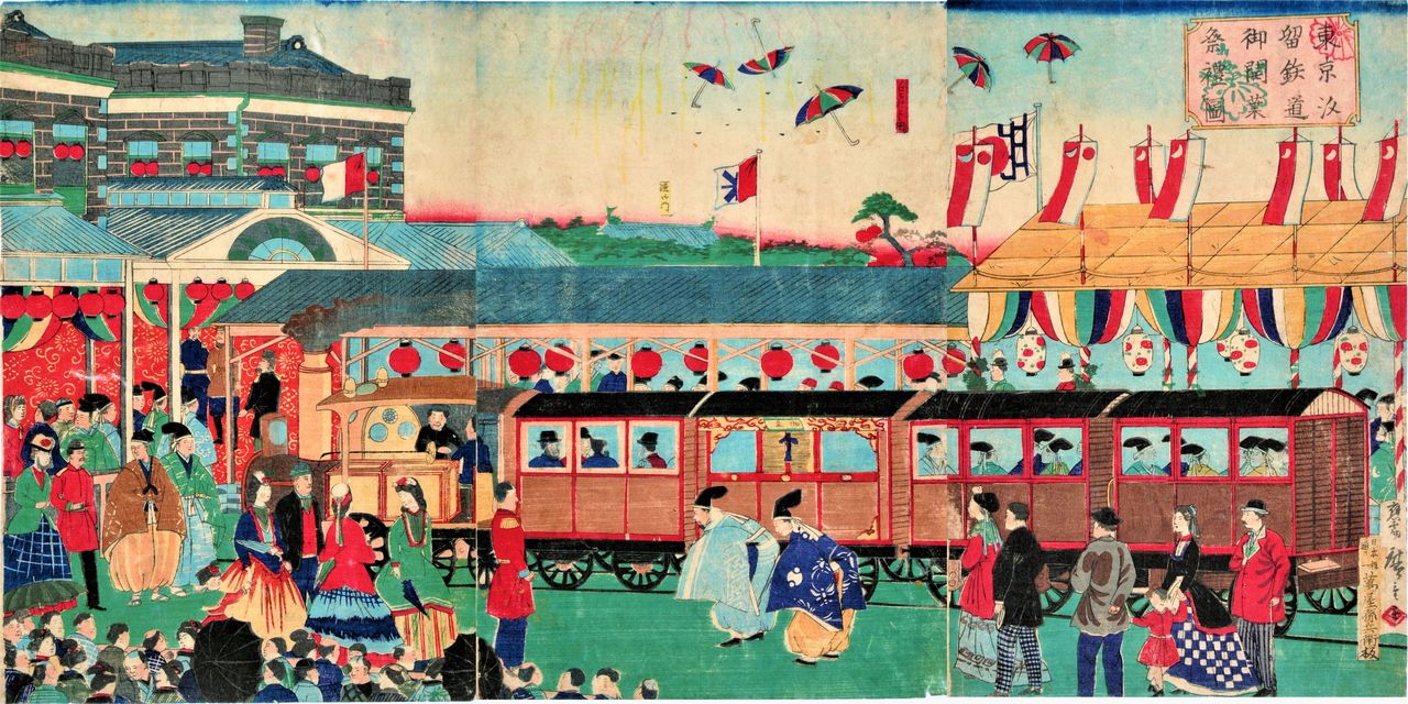 Tōkyō Shiodome tetsudō go-kaigyō sairei-zu (“Ceremonia de inauguración del ferrocarril en Shiodome, Tokio”), grabado de Utagawa Hiroshige III (colección del Museo de Historia Local de Minato). Adornar los andenes con farolillos de papel, que se convertiría en costumbre en este tipo de actos, fue idea del responsable japonés del proyecto, Inoue Masaru.