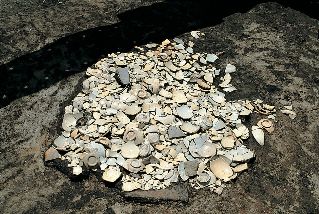 Fragmentos de porcelana de Dehua excavados en las ruinas de Hakata. Se cree que proceden de un cargamento de la primera mitad del siglo XII que tuvo que ser descartado en su totalidad por haberse roto durante la travesía en barco (propiedad del Centro Arqueológico de la Ciudad de Fukuoka).