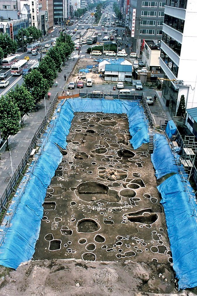 Excavación arqueológica de las ruinas de Hakata. En la avenida Taihaku, la artería situada en las inmediaciones de la estación de Hakata, se han excavado por capas objetos desde la Edad Media hasta la Edad Moderna (propiedad del Centro Arqueológico de la Ciudad de Fukuoka).