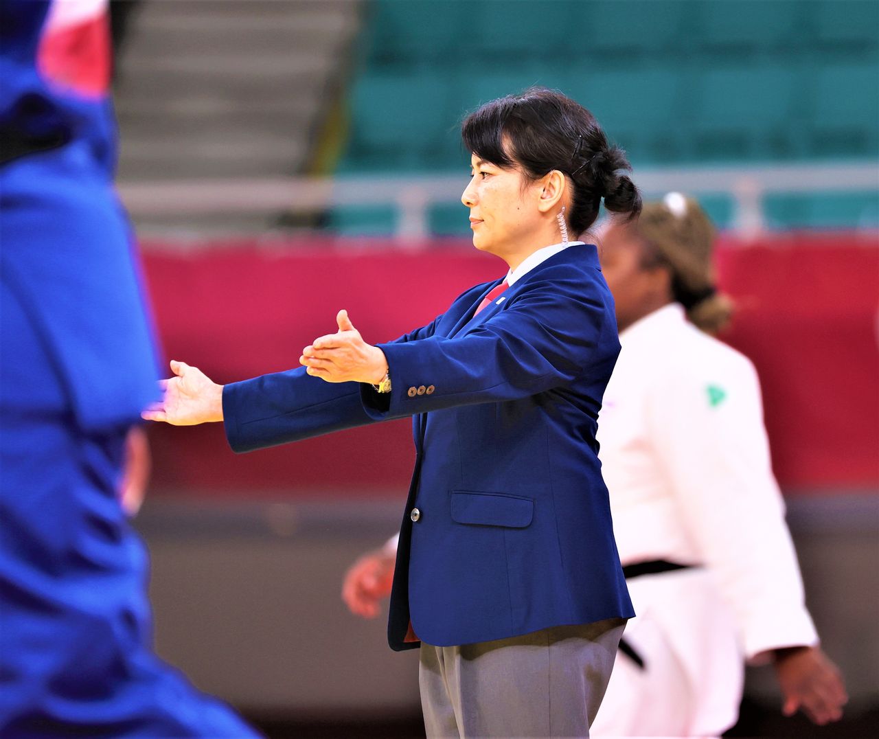 La árbitra de judo Amano Akiko durante los Juegos Olímpicos Tokio 2020. Ella misma es judōka del séptimo dan, además de estar al frente de la empresa de pirotecnia tradicional Kagiya, como responsable de decimoquinta generación. Fotografía tomada en el Nihon Budōkan de Tokio el 30 de julio de 2021. (Jiji Press) 