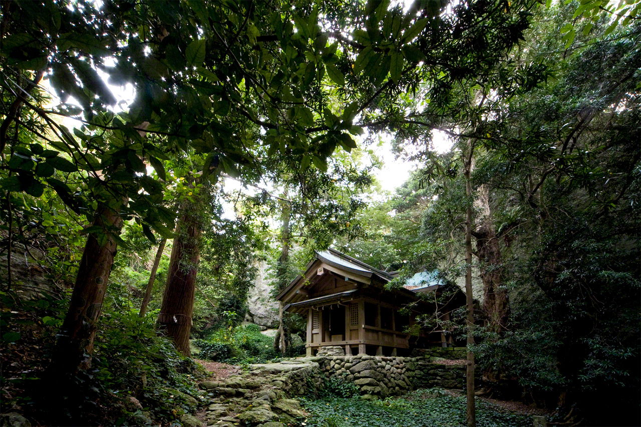 El pabellón principal y el de adoración de Okitsumiya, en Okinoshima.