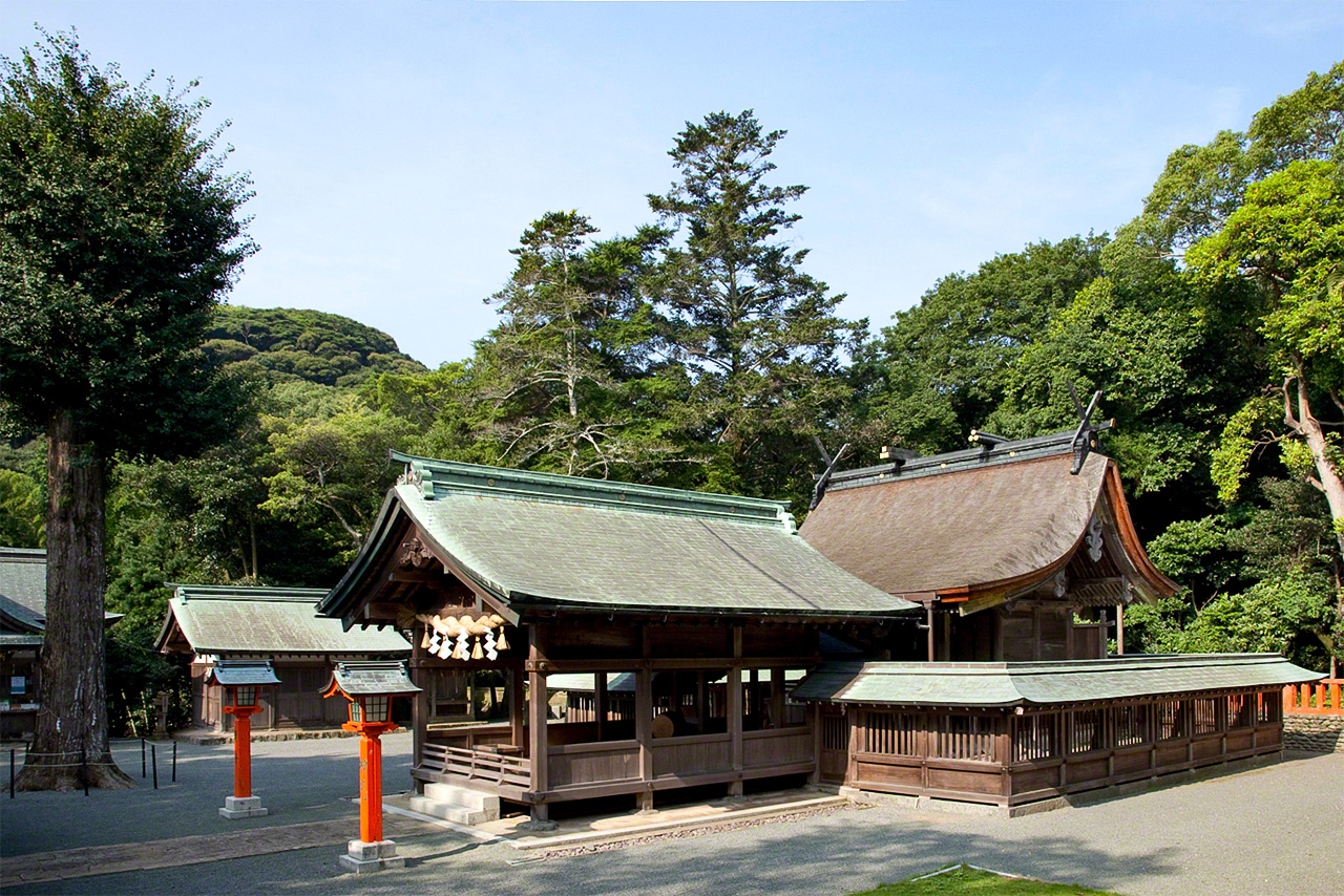 El pabellón principal y el de adoración de Nakatsumiya, en Ōshima.