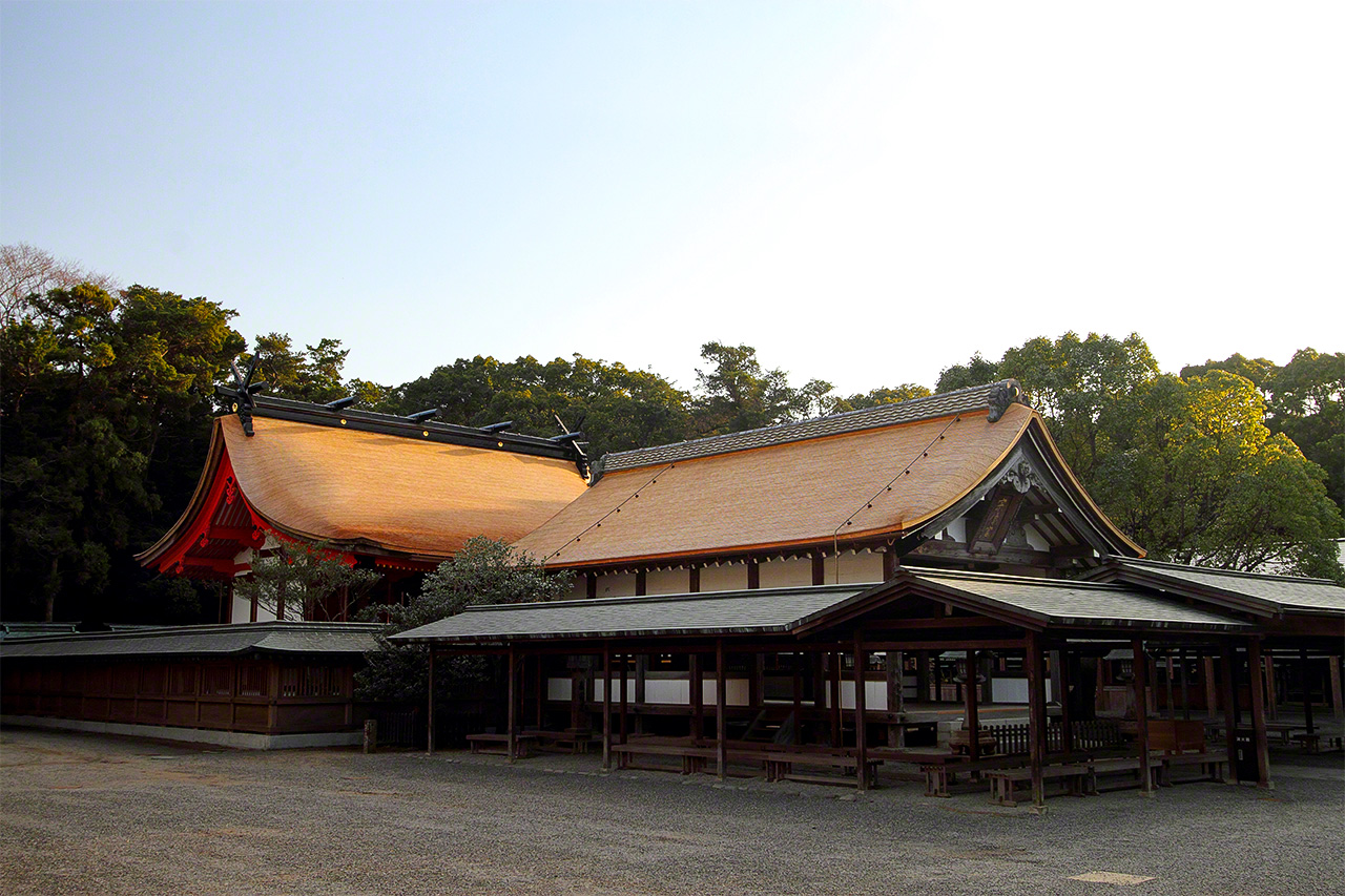 El pabellón principal y el de adoración de Hetsumiya en la isla principal de Kyūshū (ciudad de Munakata, prefectura de Fukuoka).