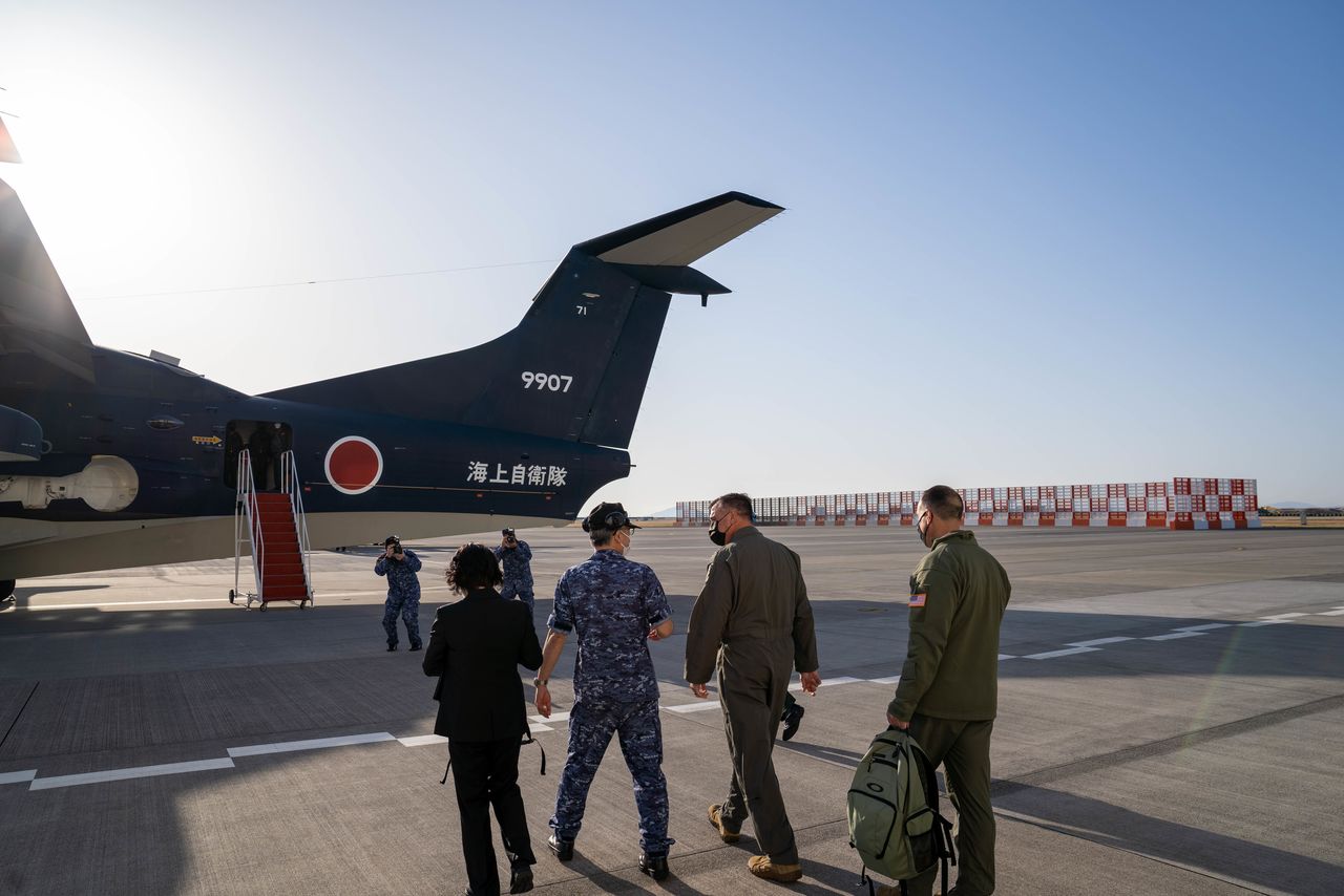 El teniente general Eric Hill (segundo por la derecha), subcomandante del Comando de Operaciones Especiales de la Fuerza Aérea (AFSOC), a punto de embarcar en el US-2 en la base aérea de Iwakuni el 6 de abril de 2022. Fotografía: AFSOC.