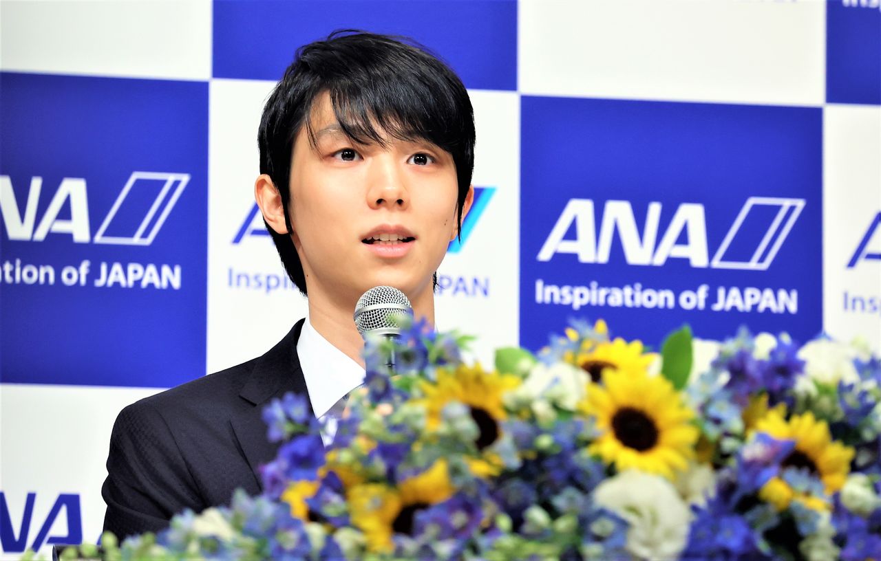 Hanyū durante el anuncio, en rueda de prensa, de su intención de hacerse profesional. Sus palabras causaron una gran conmoción (19 de julio de 2022, Minato-ku, Tokio. Jiji Press)