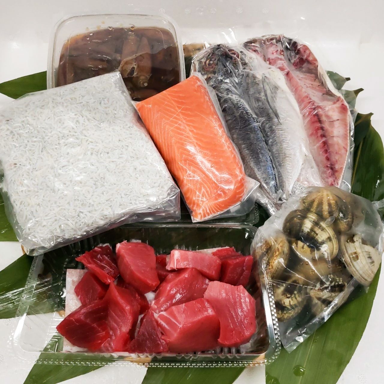 Lote Chokottozutsu, que incluye una selección de los productos más recomendados por Otatsu Shōten: atún rojo del Atlántico en butsu (trozos gordos), salmón, alevines escaldados y jurel abierto en canal, entre otros (imagen de Otatsu Shōten).