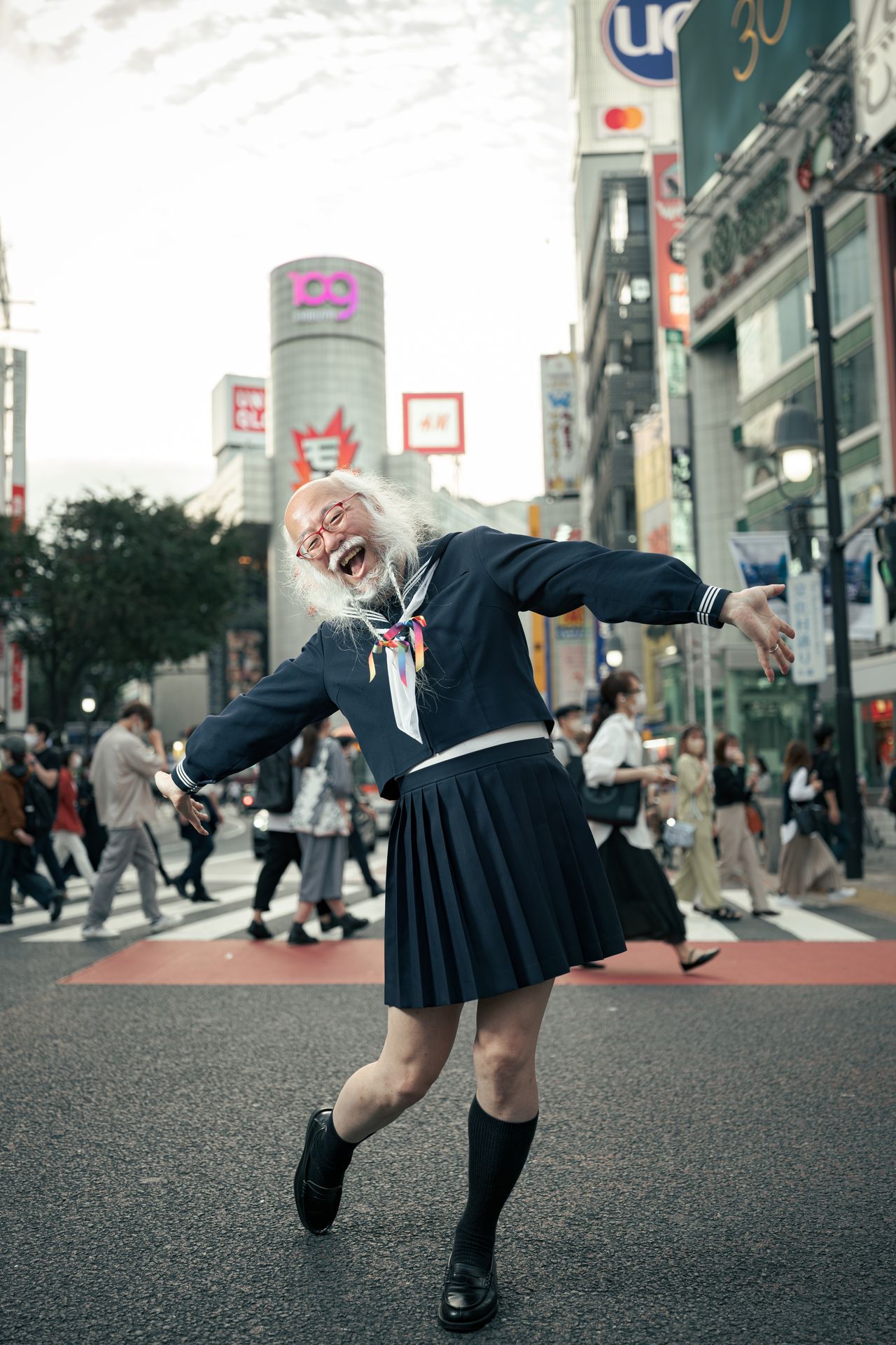 Kobayashi Hideaki, el “abuelo que lleva uniforme de marinera”. (© Irwin Wong, Gestalten)