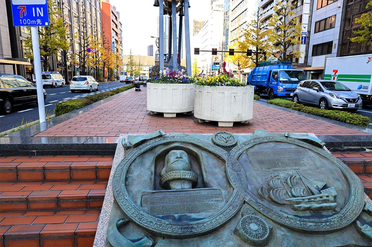 Monumento al navegante holandés Jan Joosten van Lodenstayn en las cercanías de la estación central de Tokio. (Photolibrary)