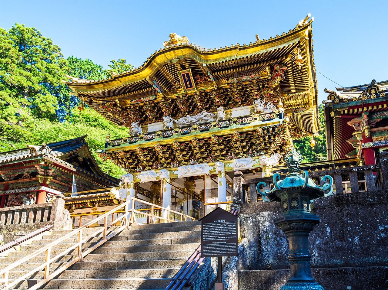 El santuario sintoísta de Nikkō Tōshōgū, donde se rinde culto a Ieyasu. La monumental puerta de Yōmeimon es una de las más bellas de Japón. (Pixta)