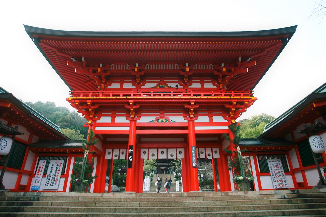 El santuario Ōmi Jingū está dedicado al emperador Tenchi, que fue una figura importante en la historia de Japón, incluida la realización la Reforma Taika de la Era Taika (645-650), y fue también un destacado poeta. El santuario también es conocido como el “Salón de la Fama del karuta” debido a su asociación con el emperador, y en él se celebran activamente torneos competitivos de karuta (Jingū-chō, ciudad de Ōtsu, prefectura de Shiga / Jiji Press)