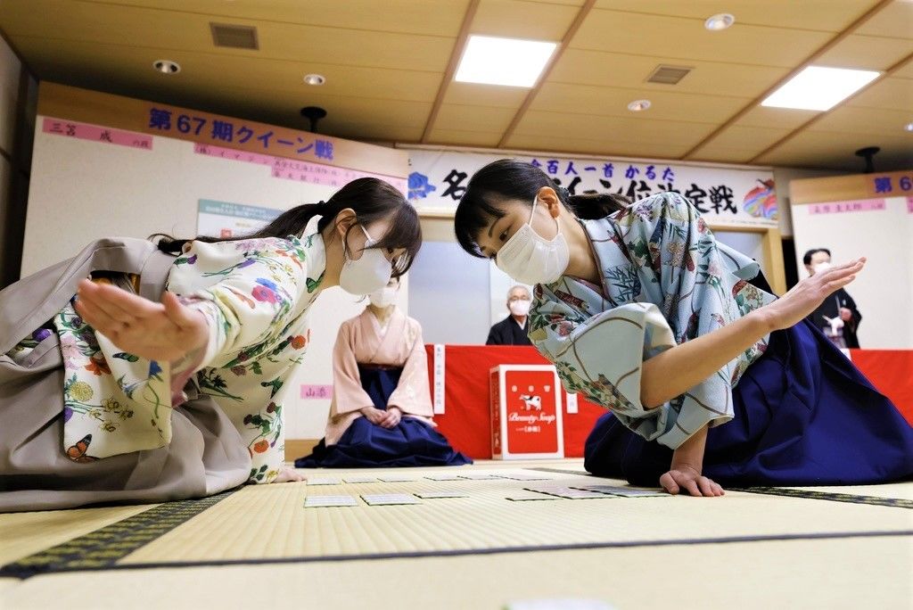En la partida final por el título de Queen (Reina) de la competición Ogura Hyakunin Isshu, la profesora de instituto Yamazoe Yuri (derecha) ganó su tercer campeonato consecutivo al derrotar a Mitoma Naru en la 67.ª edición el 7 de enero de 2023, celebrada en Ōmi Jingū, ciudad de Ōtsu. (Kyōdō)