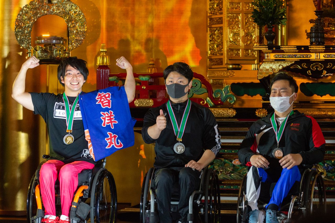 Kōse Tomohiro, a la izquierda, tras recibir la medalla de oro en la categoría masculina de 59 kilos.