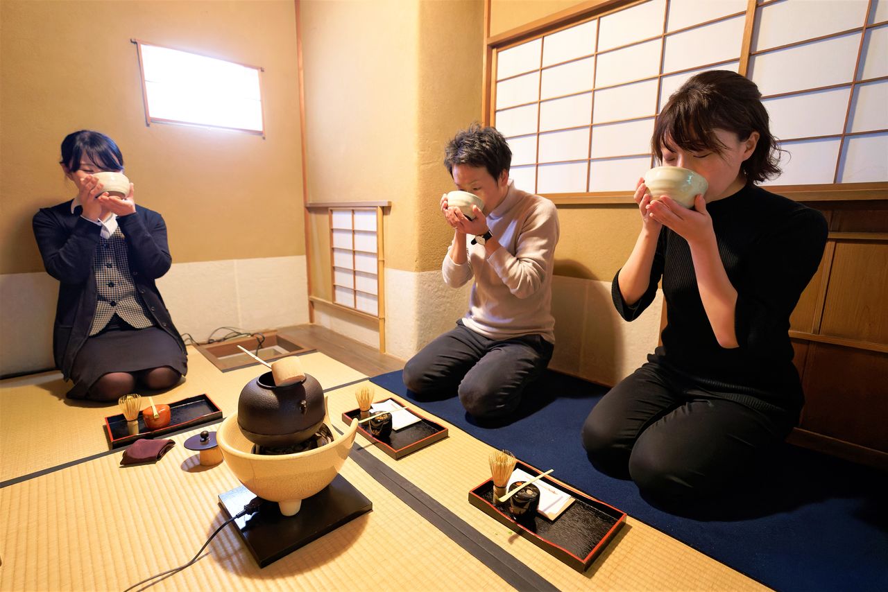 A menudo se piensa que la ceremonia del té es una práctica inaccesible debido a su minuciosa etiqueta, pero recientemente ha aumentado el número de instalaciones donde jóvenes y extranjeros pueden aprender de manera informal. Fotografía tomada en la Casa de Té Nakamura de la ciudad de Matsue, en la prefectura de Shimane. (Jiji Press)