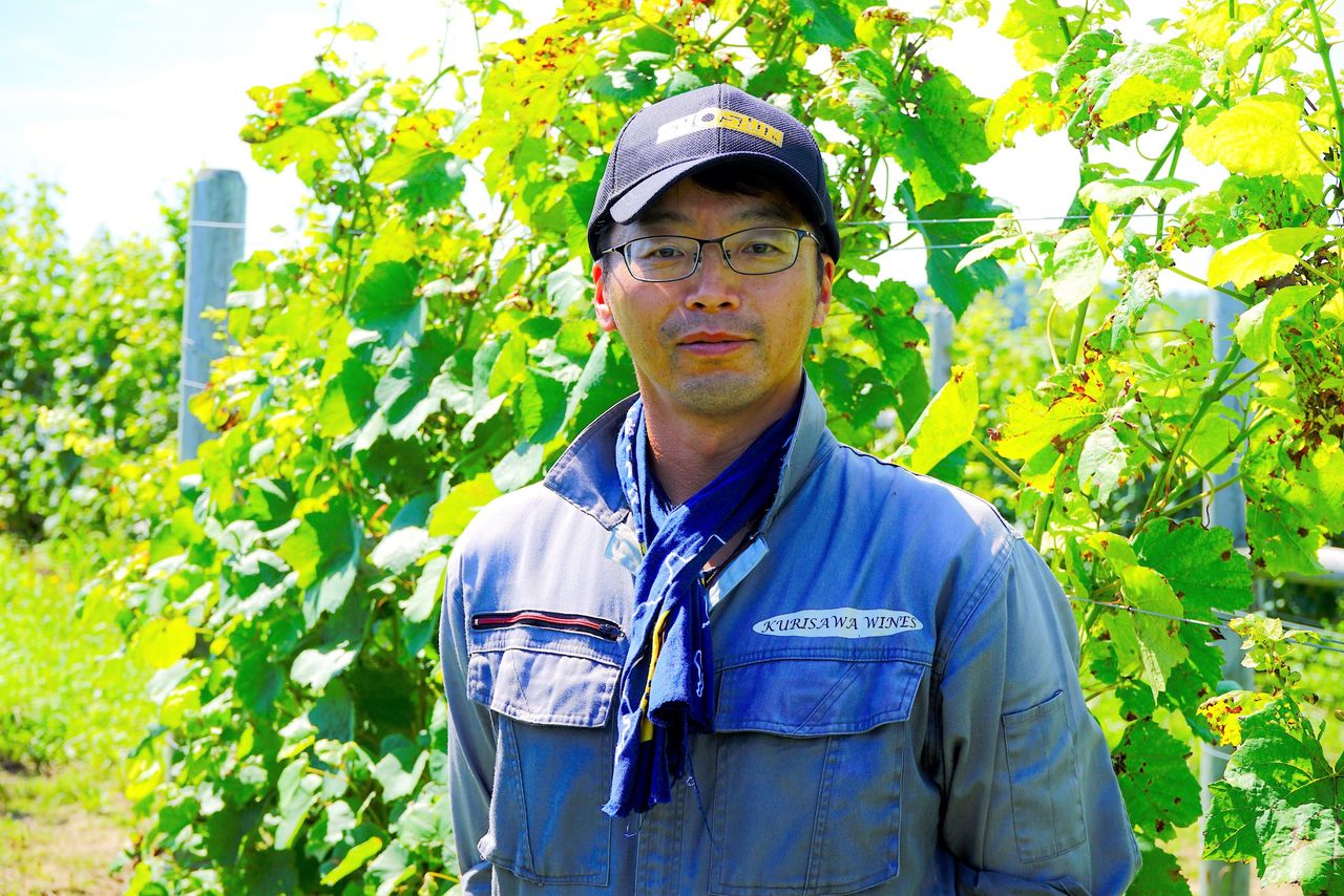 Kondō Ryōsuke en el viñedo de Moseusi. Para él, la producción de vino es una parte más de la agricultura. (Fotografía del autor)