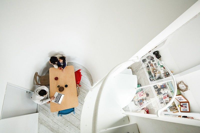 El salón visto desde lo alto de las escaleras.
