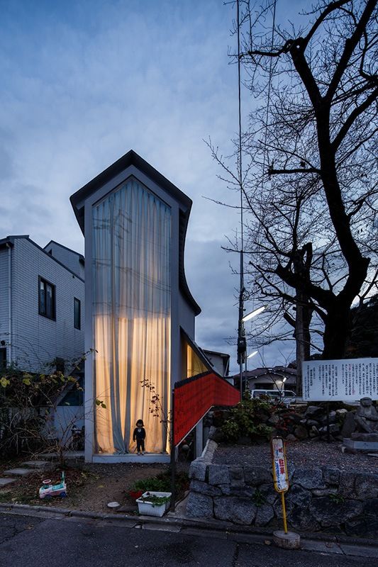 La fachada norte de noche.