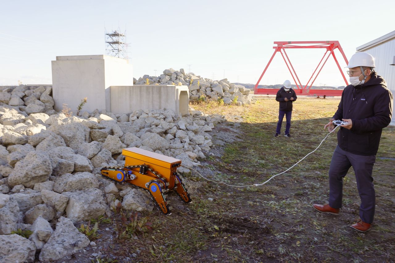 Demostración de un vehículo terrestre no tripulado (UGV) entre escombros.
