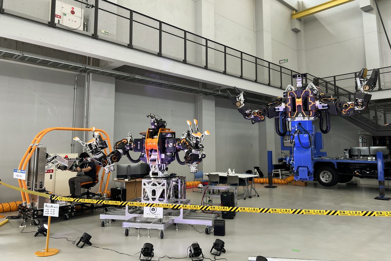 Los robots Reishikijinki ver.1.2 y 2.0 expuestos en la zona de pruebas cubierta de ROBOTES EXPO 2022. (Fotografía cortesía de Man-Machine Synergy Effectors, Inc.)