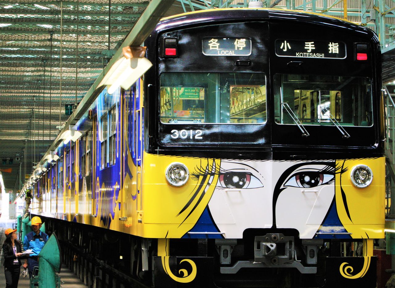 Tren de la empresa Seibu Tetsudō adornado con imágenes de Maetel y otros personajes de Ginga tetsudō 999. (Imagen del 30 de abril de 2009, Tokorozawa, prefectura de Saitama) – Jiji Press
