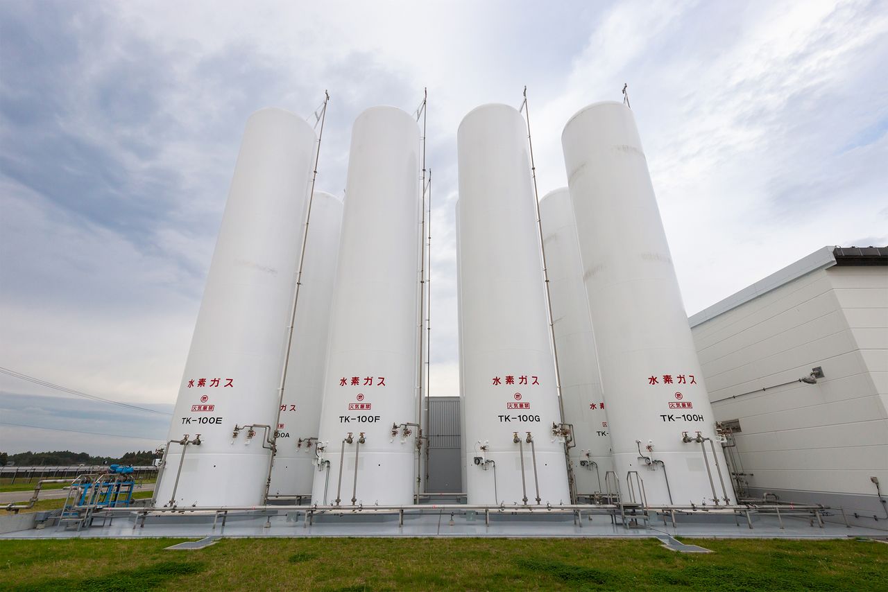 Depósitos de gas hidrógeno con una capacidad de 150 metros cúbicos.
