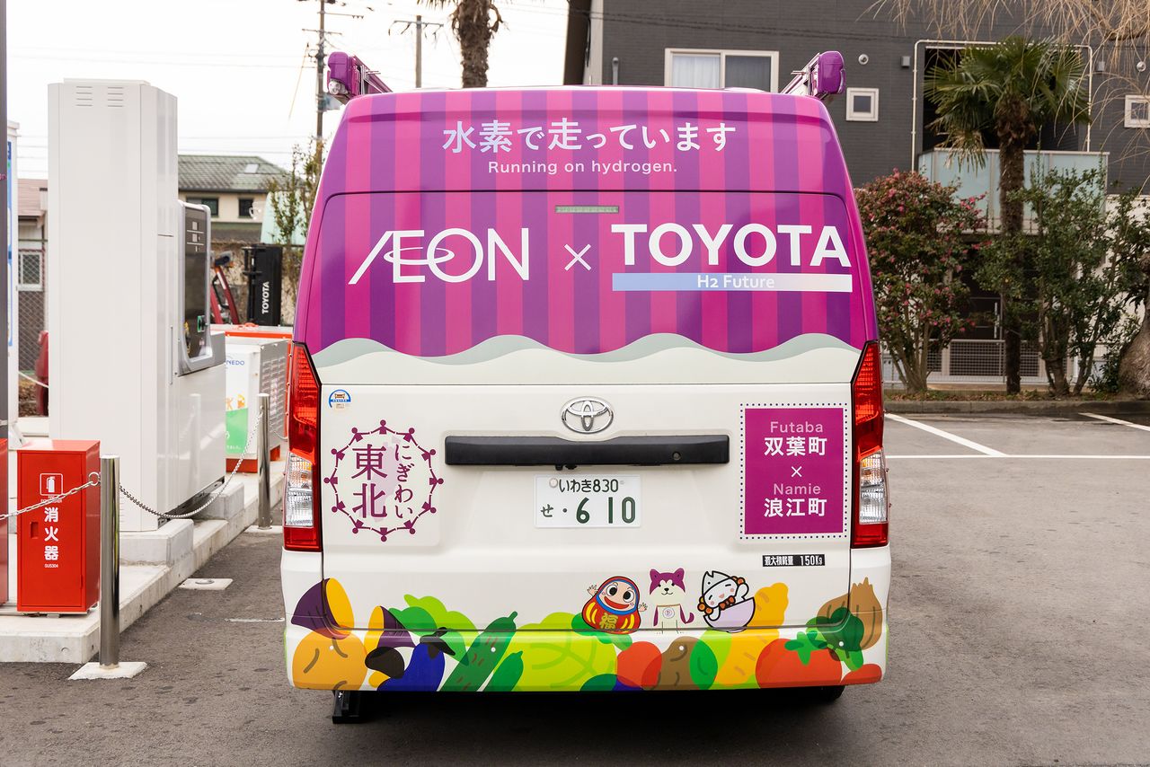 La furgoneta de venta ambulante, de diseño colorista, llama mucho la atención en la ciudad. En la parte trasera del vehículo hay un gran cartel que reza “Funciona con hidrógeno”.
