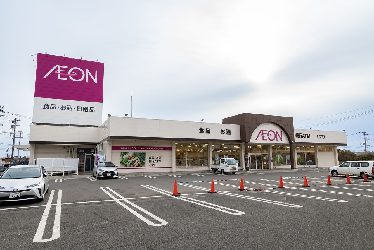 El supermercado Aeon Namie ofrece una gama de productos que satisfacen las necesidades de los habitantes de la ciudad. Los productos que no estén disponibles se pueden encargar en las tabletas de la tienda.