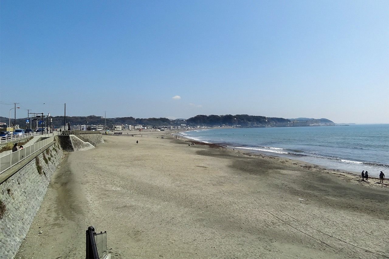 La playa Minegahama junto a la estación de Kamakura Kōkōmae. (© Gianni Simone)