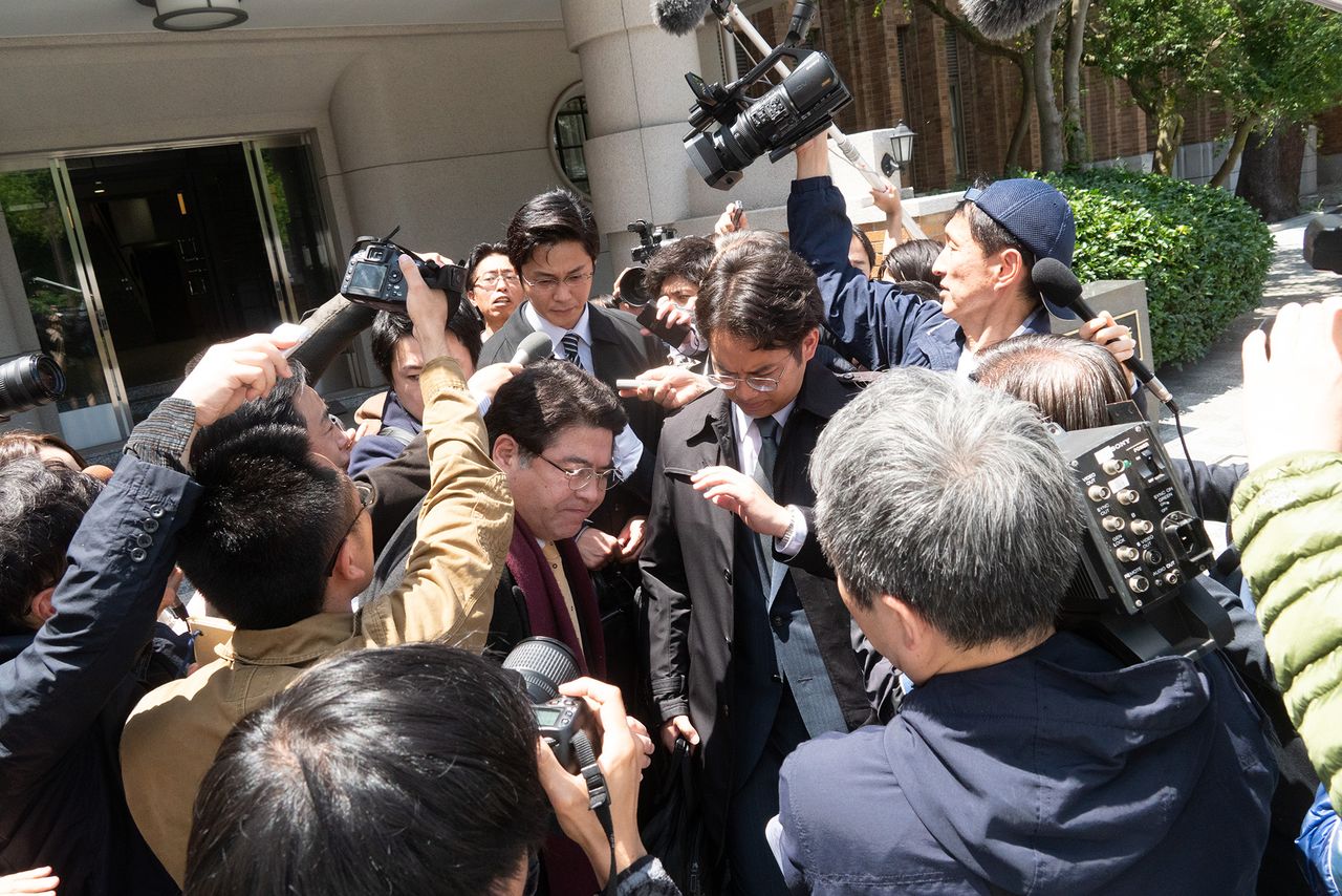 Kaneko recibe una lluvia de preguntas por parte de los periodistas, al salir del juicio. ©2023 Comité de producción de Winny
