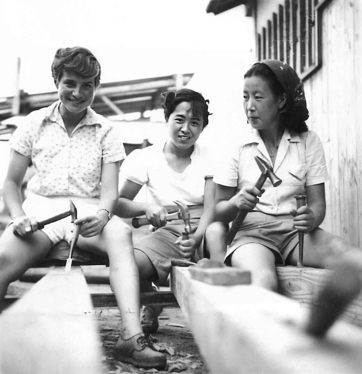Jóvenes japoneses y estadounidenses empuñando el formón codo con codo en Hiroshima durante el verano de 1951. (Fotografía donada por Jean Walkinshaw al Museo Conmemorativo de la Paz de Hiroshima)