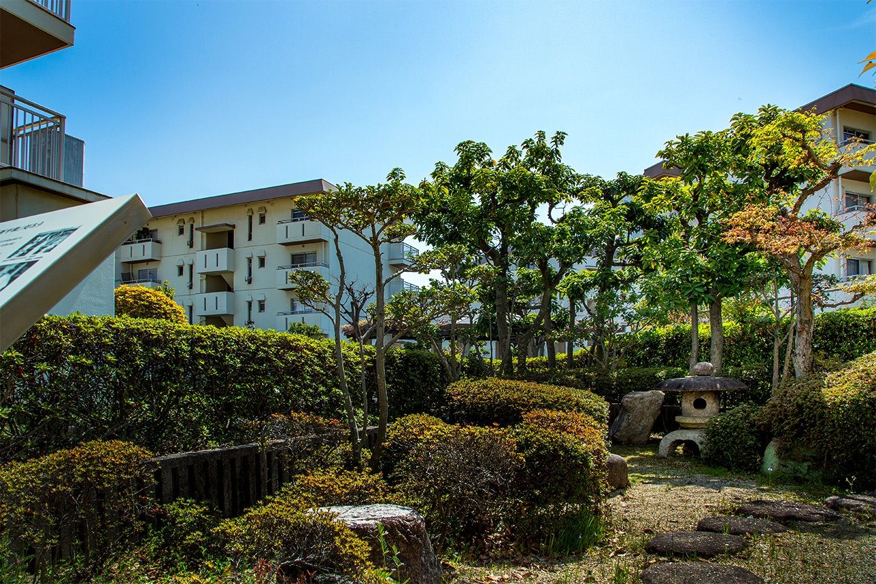La linterna de piedra donada por Schmoe puede verse todavía en los jardines de una urbanización de viviendas municipales en el barrio de Minami-machi. (Fotografía: Dōune Hiroko)