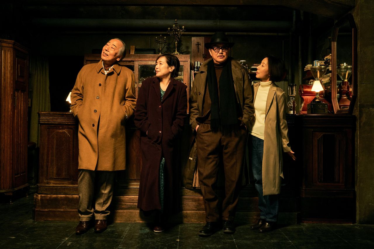 Algunos de los actores que comparten pantalla en Ichido mo uttemasen . Desde la izquierda: Kishibe Ittoku, Momoi Kaori, Ishibashi Renji, Ōkusu Michiyo ©2019 Ichido mo uttemasen  Film Partners