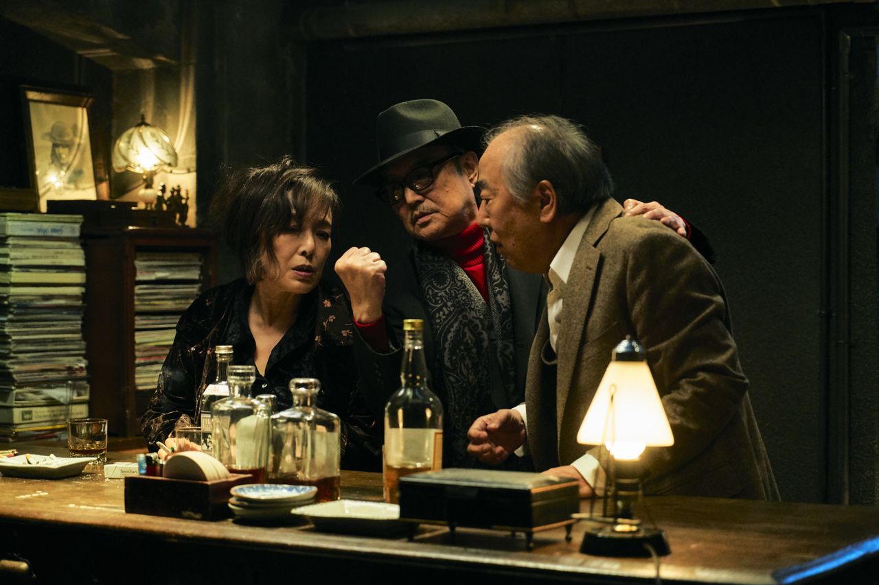 En el bar Y de la gran ciudad, Ichikawa (Ishibashi Renji) bebe por la noche con Ishida (Kishibe Ittoku), abogado y exfiscal de élite, y Hikaru (Momoi Kaori), una antigua actriz de musicales ©2019 Ichido mo uttemasen  Film Partners