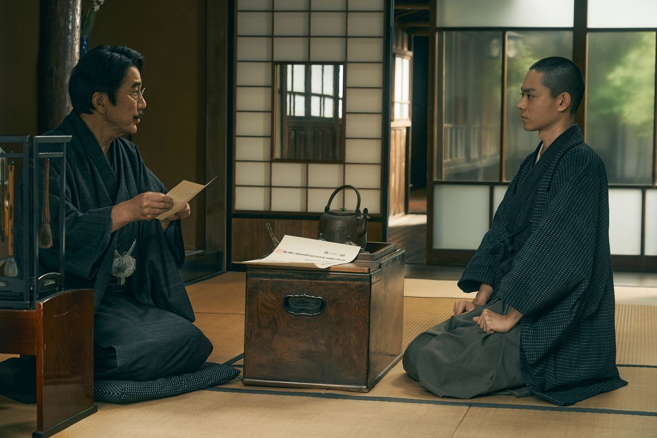 Masajirō choca a menudo con Kenji, que tiene ideas difíciles de entender a veces para la gente común. ©2022 Comité de Producción de Ginga Tetsudō no chichi